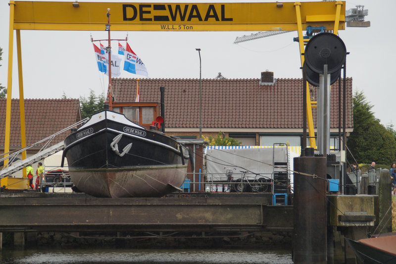 Historische Amsterdamse sleepboot Oude Waal 3 in de lift