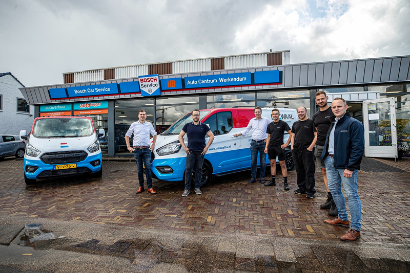 Twee gloednieuwe luxe servicebussen voor De Waal