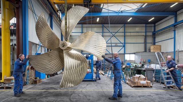  Jaren zorgeloos varen met complete schroefasinstallatie